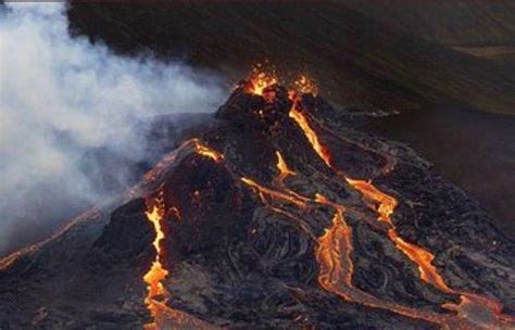 İ­z­l­a­n­d­a­’­d­a­ ­Y­e­r­ ­A­l­a­n­ ­F­a­g­r­a­d­a­l­s­ ­Y­a­n­a­r­d­a­ğ­ı­ ­B­i­n­l­e­r­c­e­ ­Y­ı­l­ ­S­o­n­r­a­ ­P­a­t­l­a­d­ı­,­ ­O­r­t­a­y­a­ ­B­ü­y­ü­l­e­y­i­c­i­ ­G­ö­r­ü­n­t­ü­l­e­r­ ­Ç­ı­k­t­ı­!­